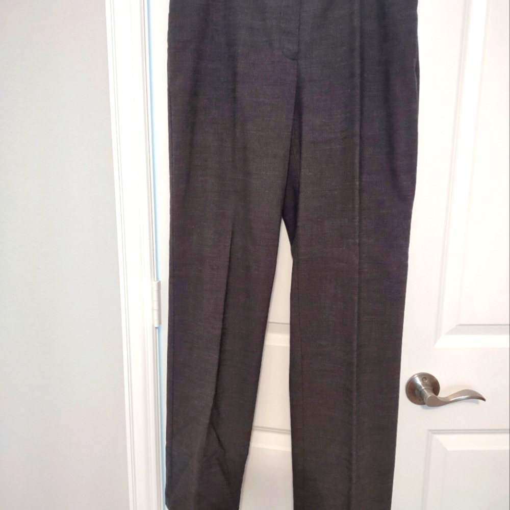 Gray Women's Pant Size 8 with pockets on back.
